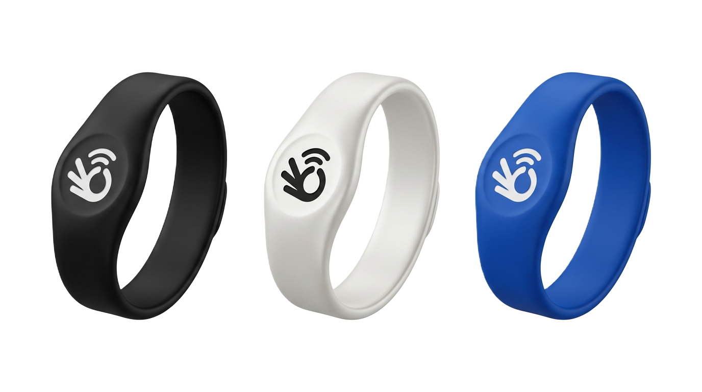 Pulseira Okaytag em preto, branco e azul — representação ilustrativa